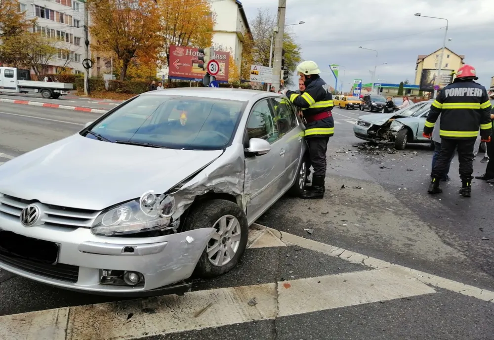 Un șofer care a trecut pe roșu a intrat într-o mașină, pe Milea. O femeie, la spital