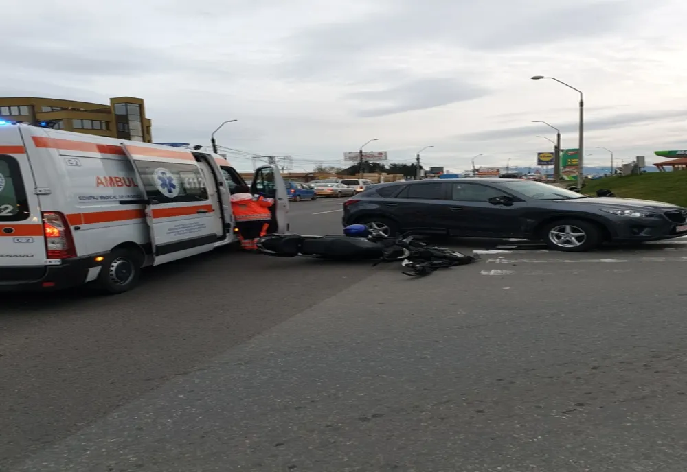 Un mopedist de 17 ani a ajuns la spital în urma unui accident rutier în zona Kaufland Selimbăr