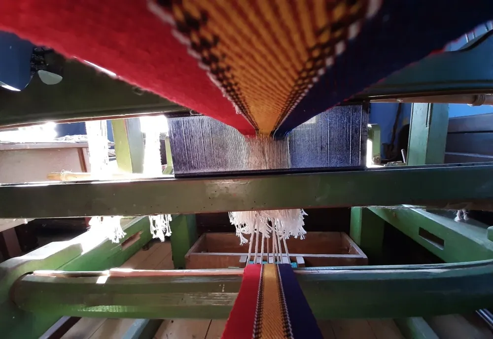 O țesătoare din Gura Râului îi va învăța pe vizitatorii Muzeului ASTRA cum se face un brâu tricolor