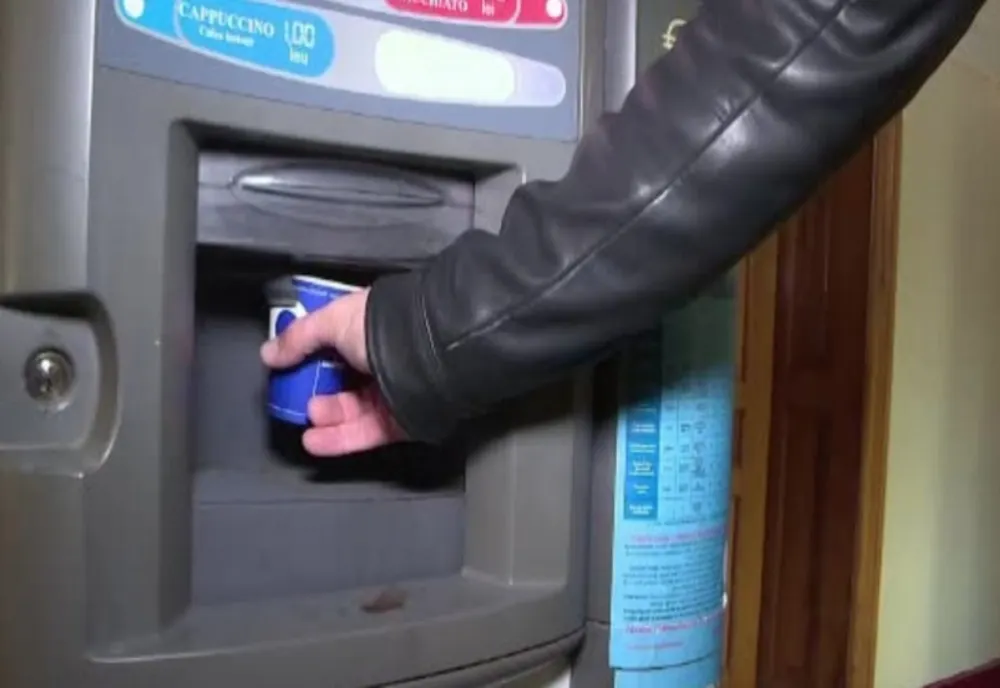 Tânăr din Sălaj, reținut după ce ar fi sustras bani din două automate de cafea, în Șelimbăr