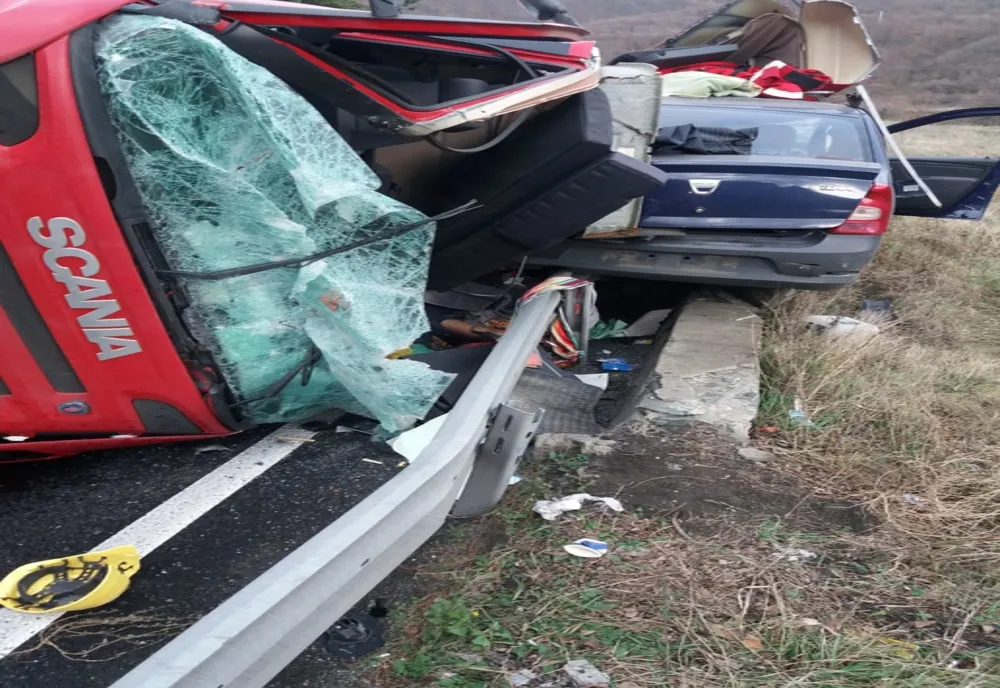 Accident mortal pe Valea Oltului. Un TIR s-a răsturnat peste o mașină, în zona localității Boița