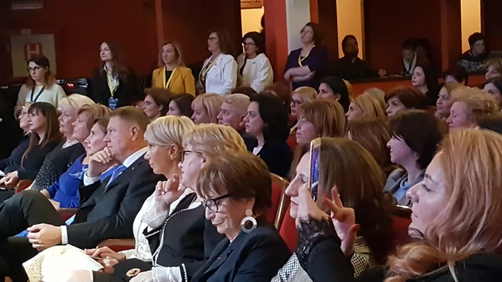 VIDEO | Klaus Iohannis, primit cu ropote de aplauze la Sibiu. Șeful statului participă alături de soția sa la Gala „Femeile liberale premiază excelența”