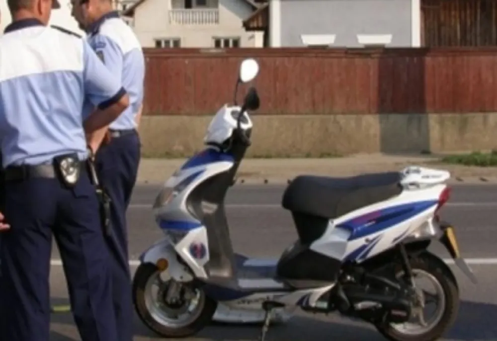 Dosar penal pentru un tânăr care a condus un moped neînmatriculat și fără a deține permis de conducere