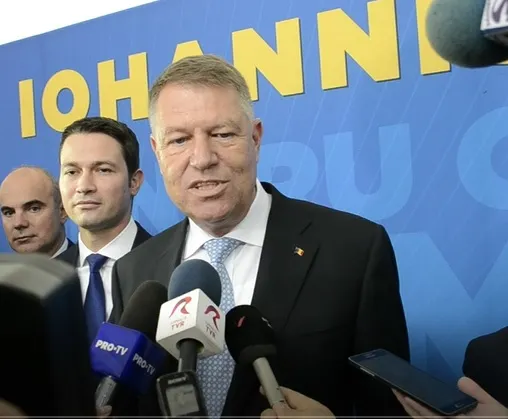 VIDEO/ Președintele Iohannis, aflat astăzi la Sibiu, întâmpinat cu aplauze la ieșirea din biserică