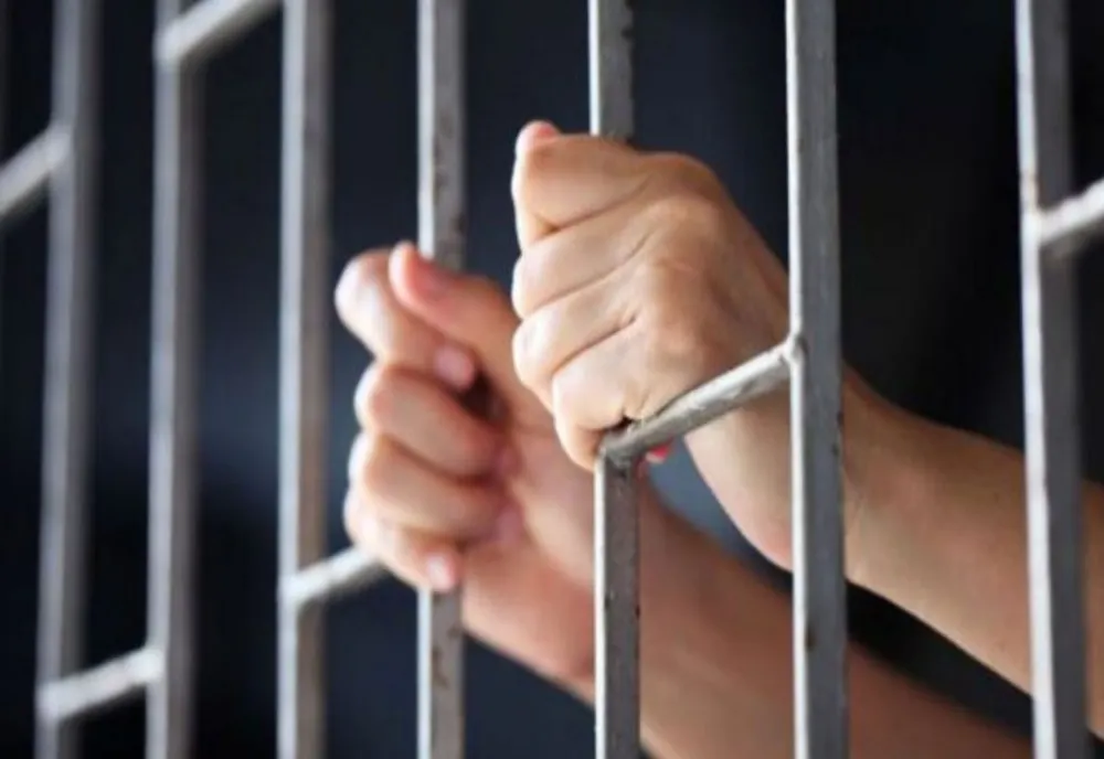 Cercetat sub control judiciar, după ce ar fi sustras mai multe sticle de băuturi alcoolice șicosmetice din două magazine din Cisnădie