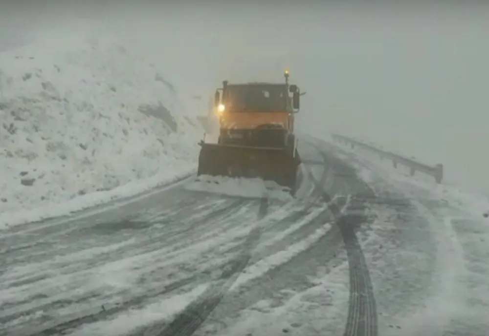 Echipe de deszăpezire intervin, de ieri, pe străzile din Sibiu și stațiunea Păltiniș 