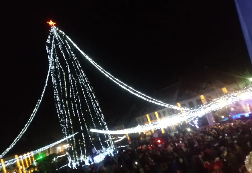 VIDEO | Cel mai înalt brad de Crăciun se află în județul Sibiu și a fost luminat în Ajun de Moș Nicolae