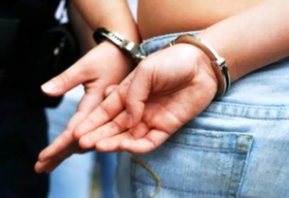 Tânăr de 21 de ani din Apoldu de Sus, arestat preventiv după ce ar fi agresat fizic un angajat al unei societăți comerciale