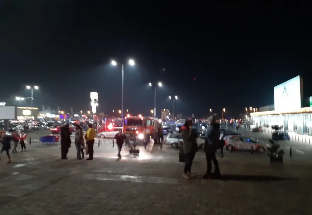 Incendiu la mall-ul din Șelimbăr. Toți clienții au părăsit clădirea