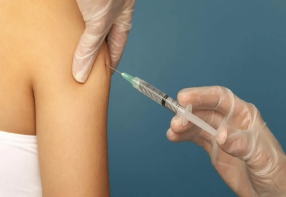 Începe vaccinarea anti-HPV