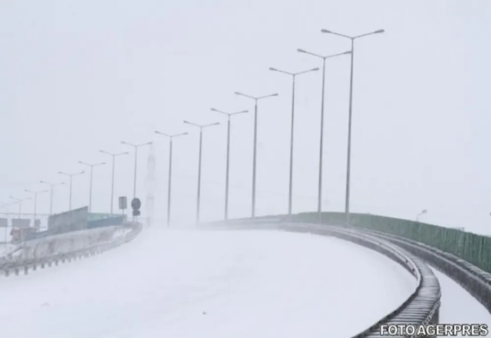Ninge pe autostrada A1 Sibiu– Deva. Pe A1 Deva- Nădlac carosabilul este parțial acoperit cu zăpadă