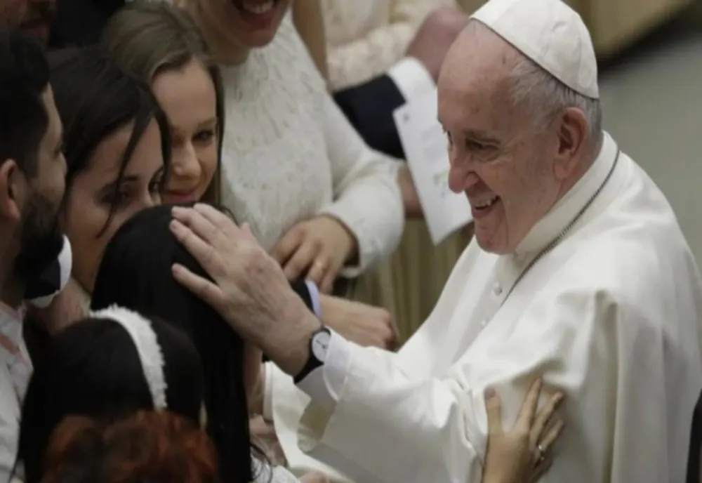 Papa Francisc a sărutat o călugăriță, după ce i-a șoptit "Să nu muşti!'