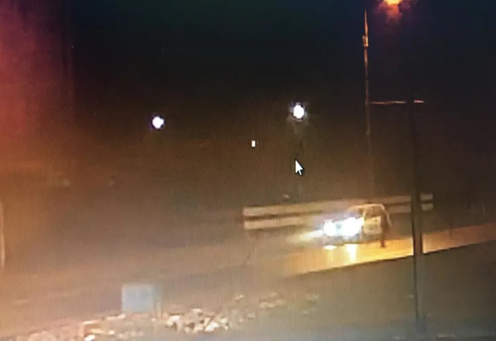 VIDEO | Fetiţă de 11 ani, lovită de maşină pe trecerea de pietoni, în Mediaş. Se caută vinovatul