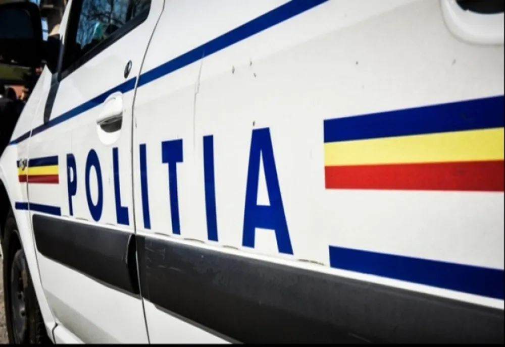 Un șofer de 21 de ani a intrat cu mașina pe contrasens, într-un microbuz