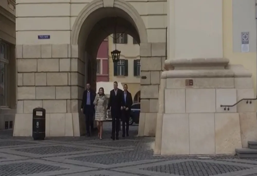 VIDEO | Klaus și Carmen Iohannis, la slujba de la Biserica Catolică din Piața Mare
