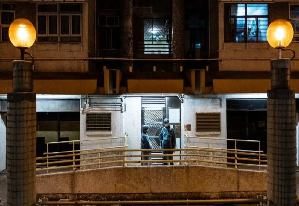 Un complex de locuințe din Hong Kong în carantină. Suspiciuni că noul coronavirus se răspândește prin conducte