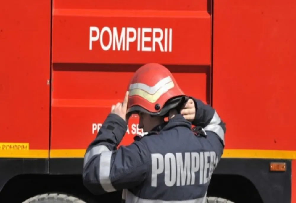 Incendiu la parterul unui bloc din Mediaș. 30 de persoane, evacuate