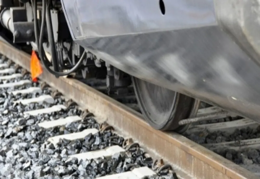 Mașină lovită de tren, în timp ce traversa calea ferată. Șoferul, la spital