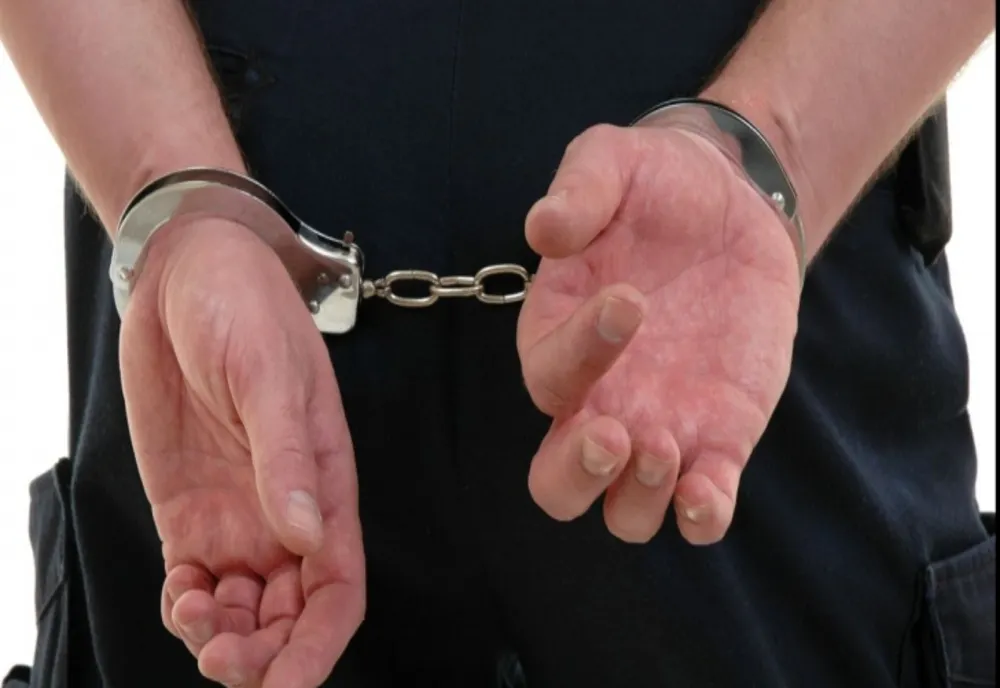 Sibian de 19 ani, reținut pentru furt calificat. Ar fi sustras două laptopuri, un pachet de țigări și 25 de lei