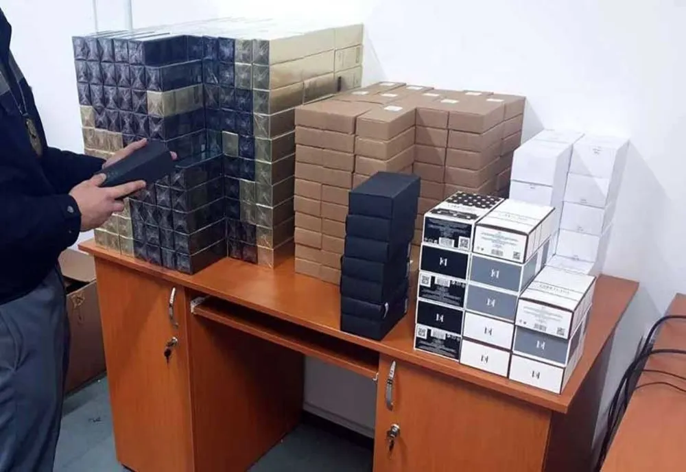 Parfum cu iz de dosar penal pentru doi mureșeni prinși în Mediaș cu produse contrafăcute
