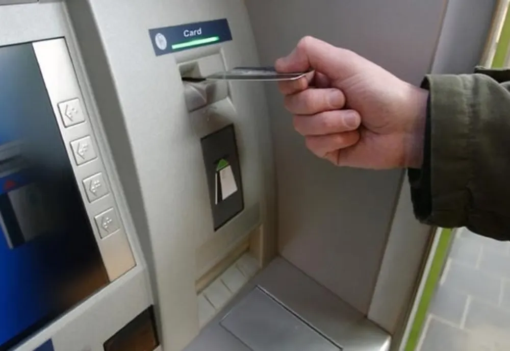 Patru minori, prinși în flagrant în timp ce încercau să folosească un card bancar găsit pe stradă