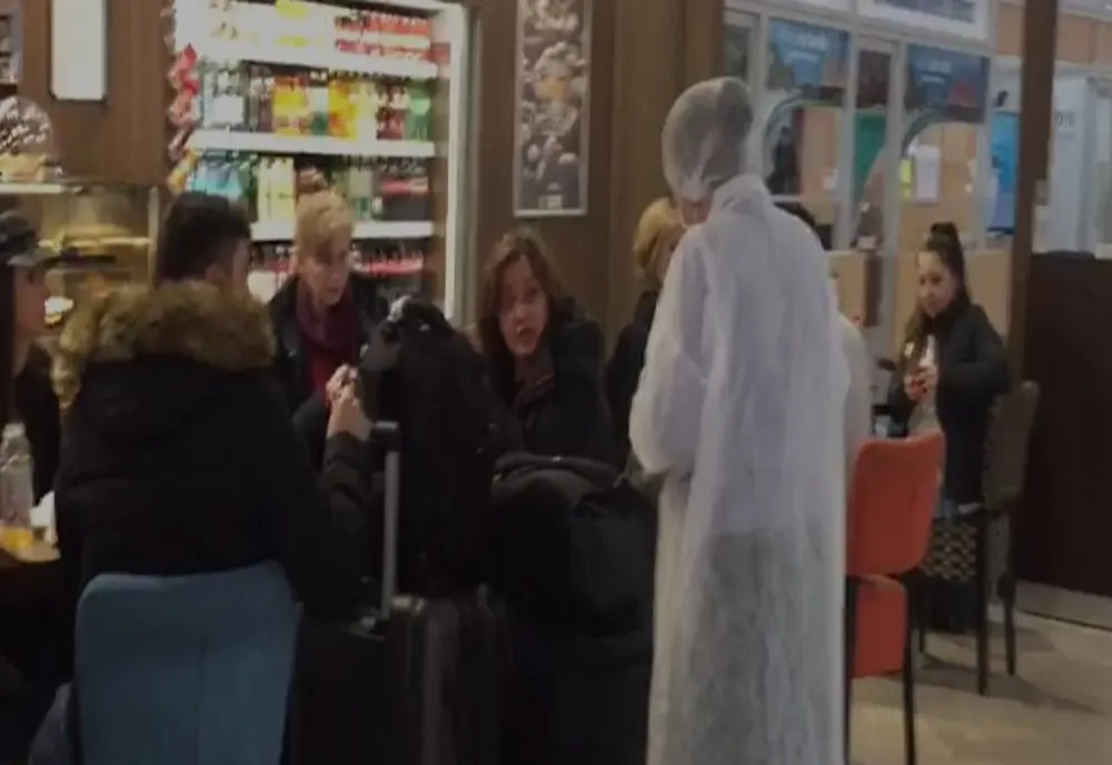 VIDEO | 13 pasageri care au venit cu avionul din Stuttgart, în carantină. Alții trebuiau duși cu autocarele acasă: "Băieții care au venit după noi au plecat acasă de frică"