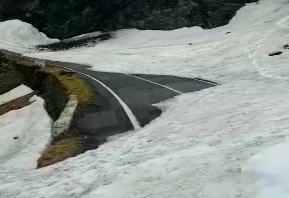 Deszăpezire pe Transfăgărășan. Stratul de zăpadă depășește 5 metri