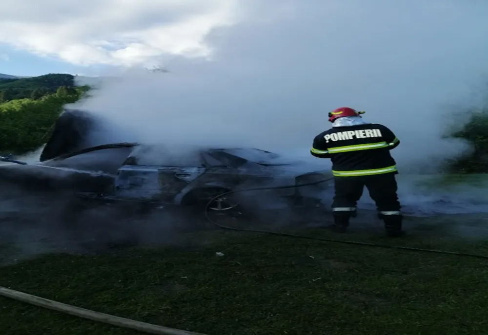 Incendiu la o mașină staționată, pe Valea Moașei
