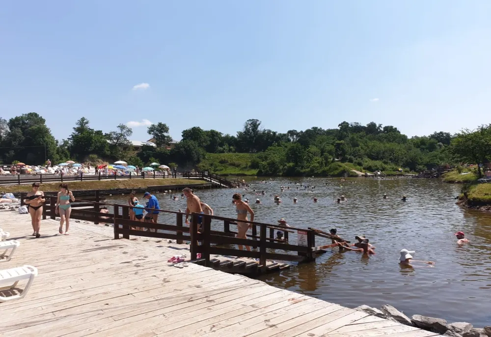VIDEO | Pe "litoral", la poale de munte. Ocna Sibiului, pregătită să îi primească pe turiști din 1 iunie