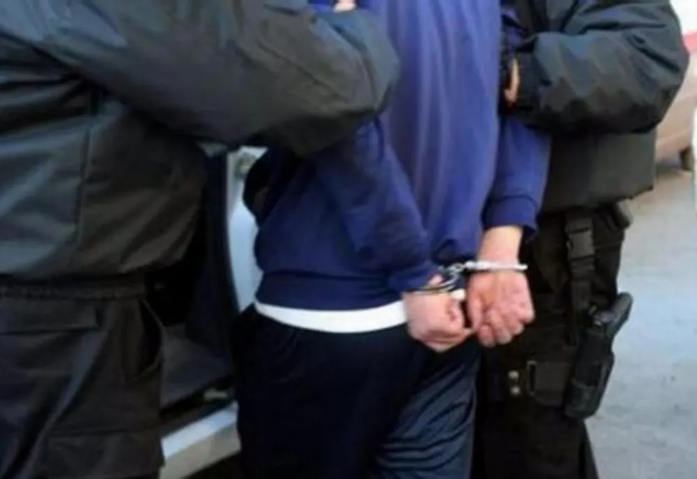 Patru sibieni, cercetați penal și reținuți pentru că au furat un telefon și o cutie de saleuri