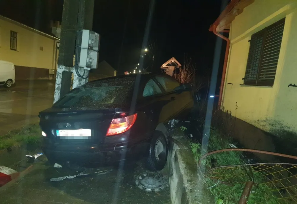 Tânăr din Cârța, cercetat penal după ce a intrat cu mașina într-un stâlp. Nu avea permis, era băut și s-a ales și cu amendă de 2.000 de lei
