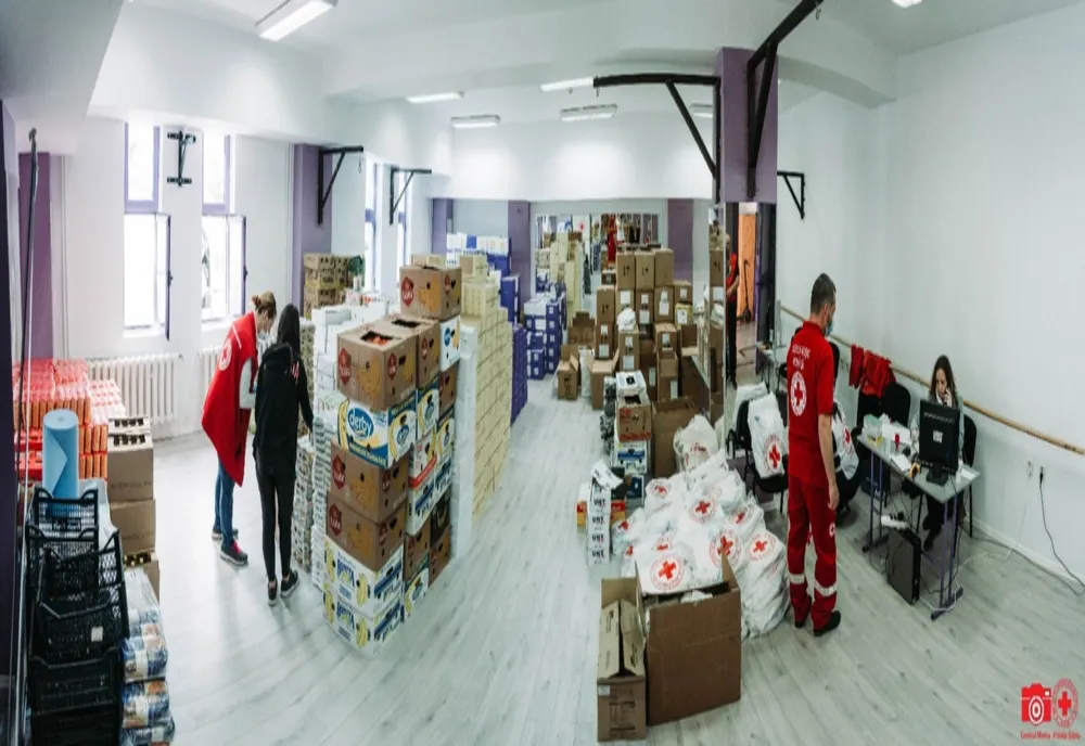 100 de pachete cu alimente au ajuns la familii vulnerabile din județul Sibiu. Copiii de la Spitalul Pediatrie au primit ciocolată, mâncare și produse de igienă de la Crucea Roșie Sibiu