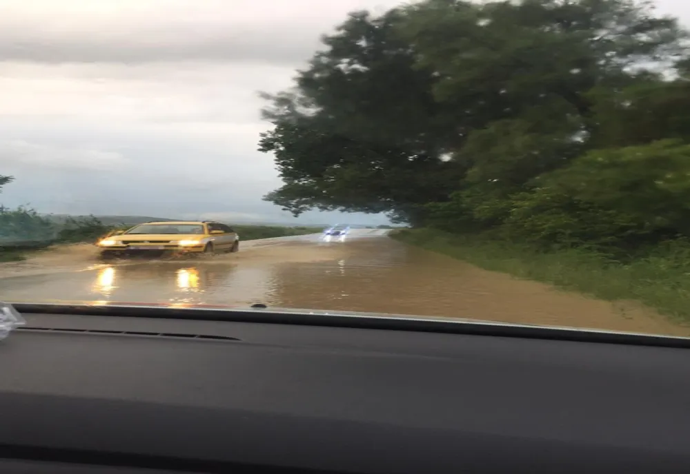 Trafic îngreunat, pe Valea Hârtibaciului. Carosabilul, acoperit de apă
