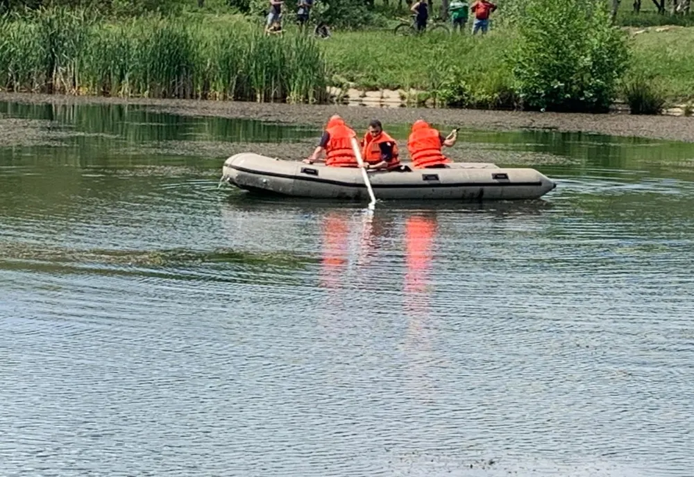 VIDEO | Doi tineri  au căzut în lacul din Cisnădie. Unul a fost salvat, celălalt este căutat de pompieri cu barca pneumatică