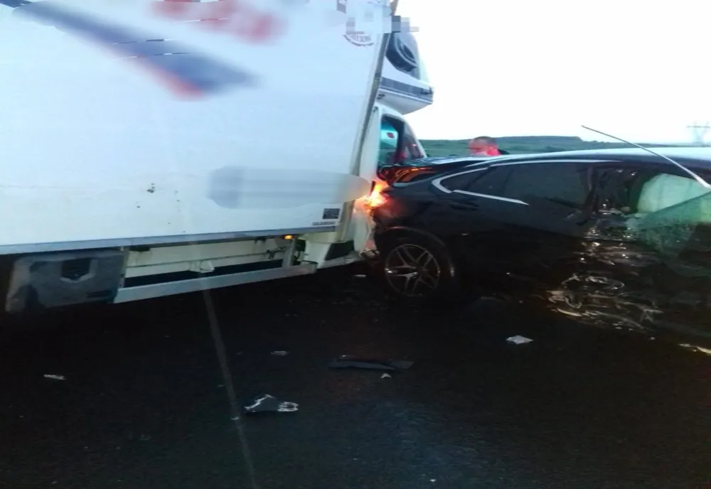 Accident pe A1, cu două victime. O mașină a intrat într-un microbuz și un TIR