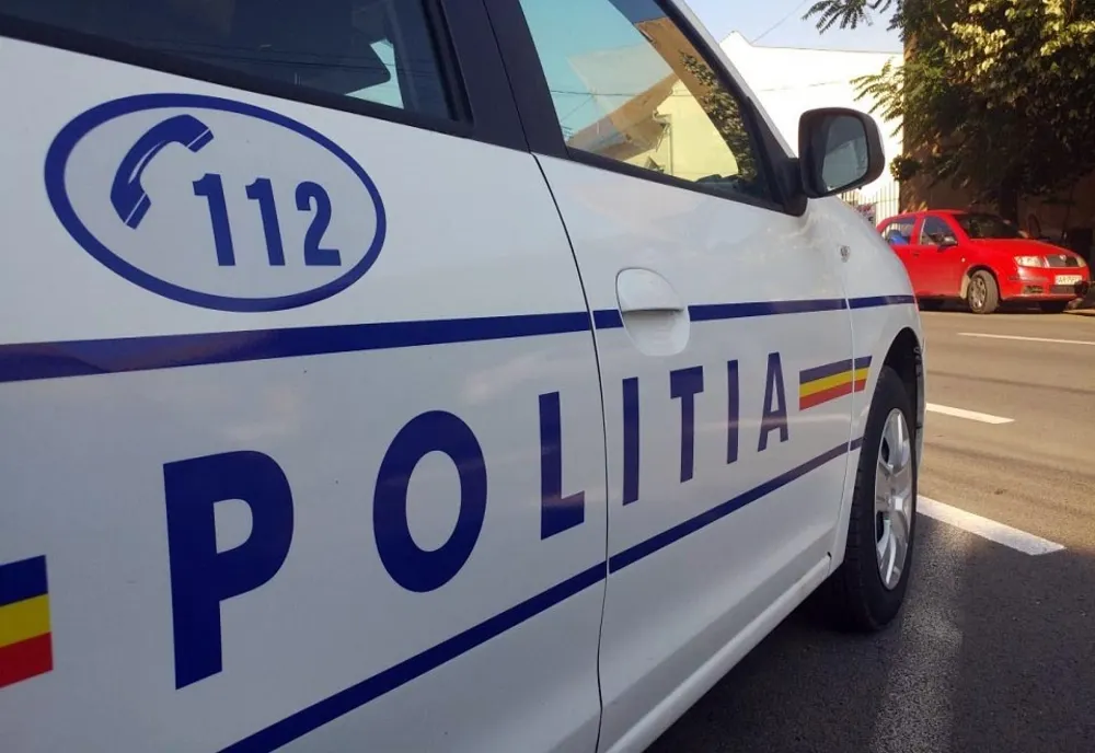 Minor din Avrig, cercetat penal după ce ar fi condus o mașină și a lovit două autoturisme parcate