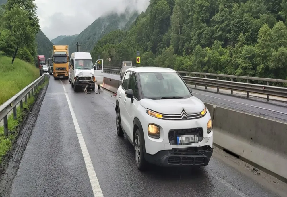 Accident pe Valea Oltului. Două persoane, rănite
