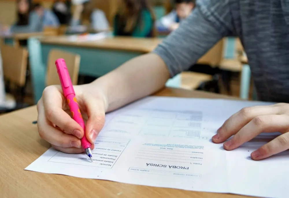 Peste 3.100 de elevi au fost astăzi la cursurile de pregătire pentru examenele naționale