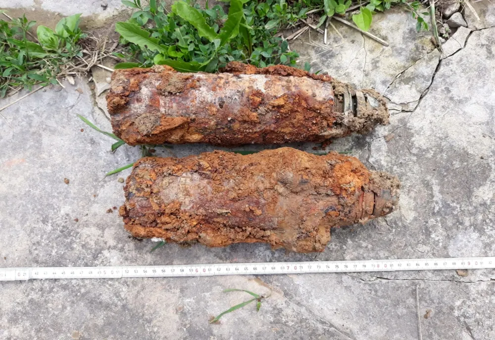 Două proiectile explozive de război, găsite în pivnița unei case din Richiș