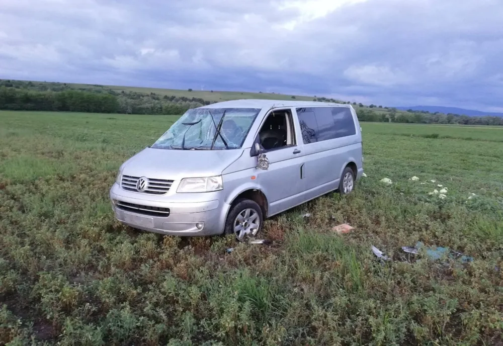 A furat un microbuz și s-a răsturnat cu el, pe DJ 106F