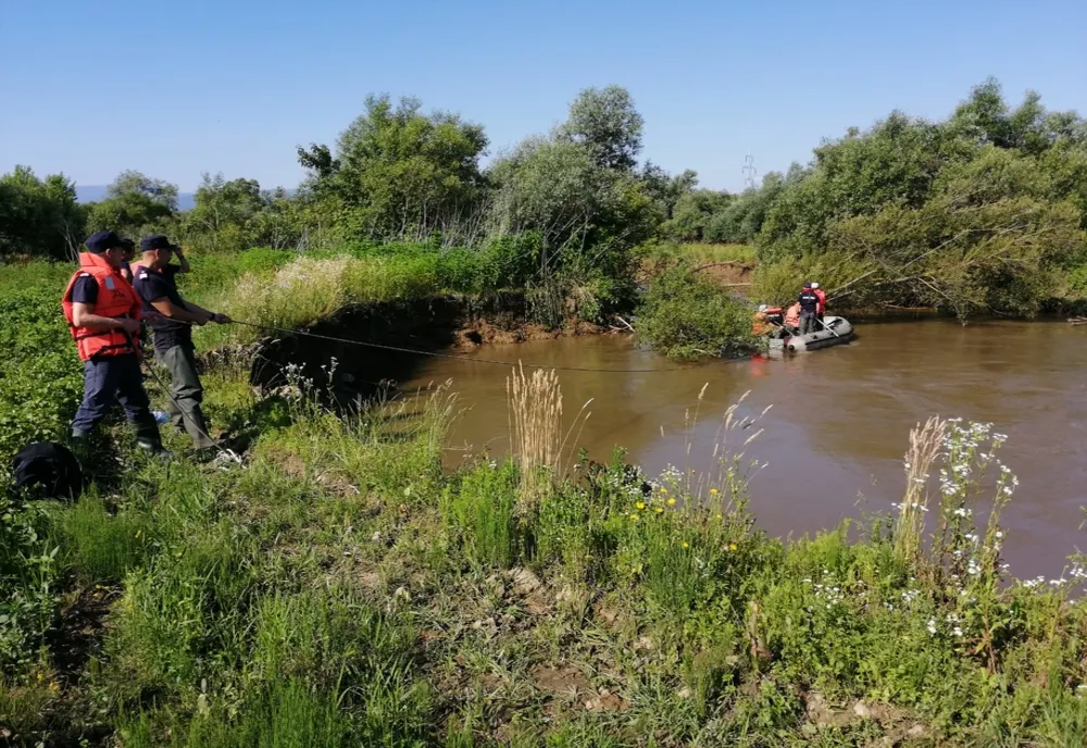 Peste 30 de pompieri o caută, astăzi, pe fetița căzută în Cibin, în zona barajului Robești, Bungard și Turnu Roșu