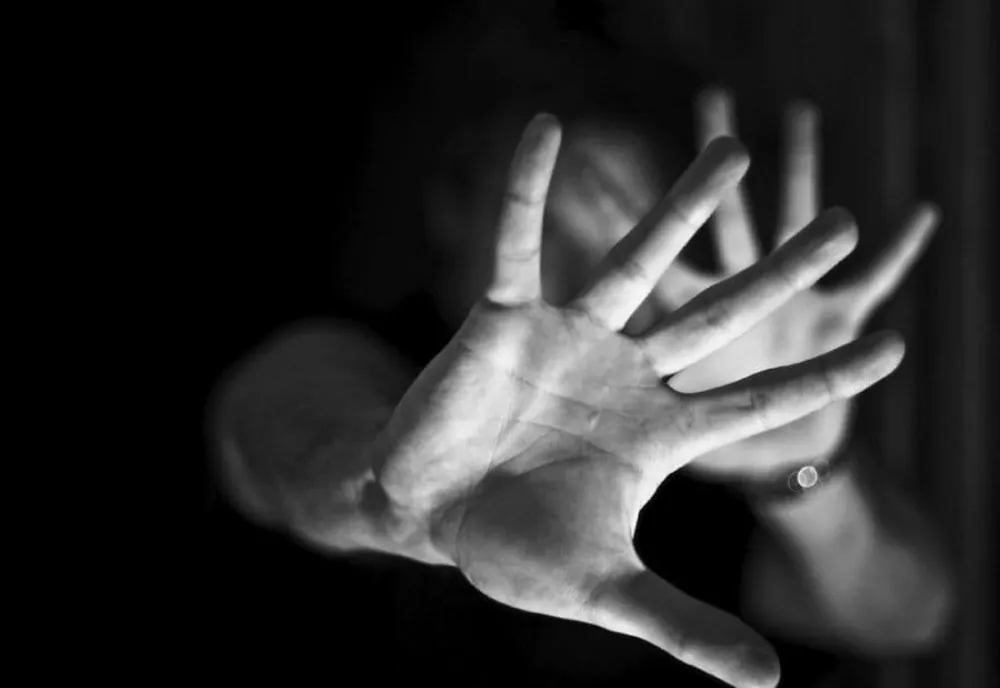 Cercetat penal şi reţinut după ce ar fi încălcat un ordin de protecţie