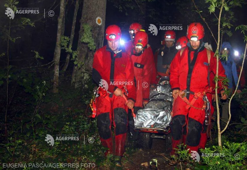 Două echipe Salvamont au ajutat un turist accidentat în zona Negoiu din Munții Făgărașului