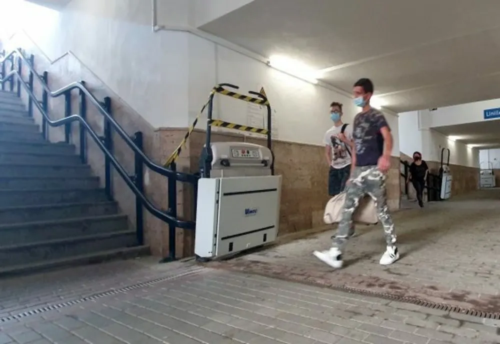 Elevatoare de zeci de mii de euro, pentru persoane cu dizabilități, abandonate și devastate înainte de a fi puse în funcțiune în gara din Sibiu 