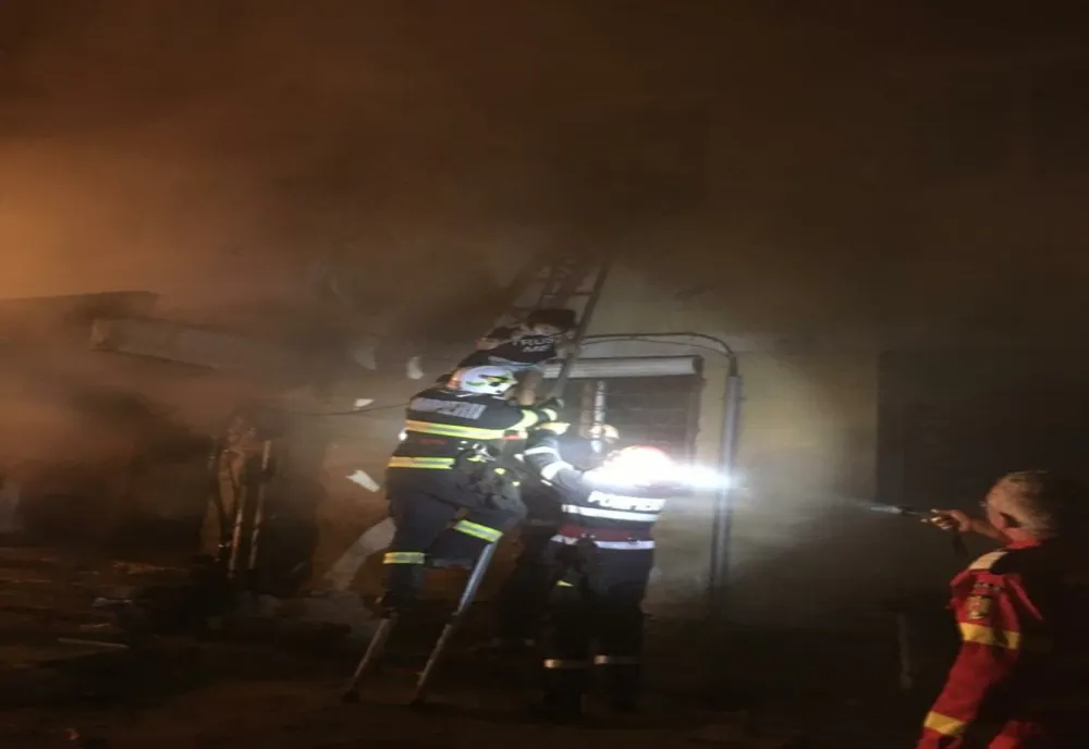 FOTO Incendiu într-un bloc din Sibiu! 30 de persoane evacuate