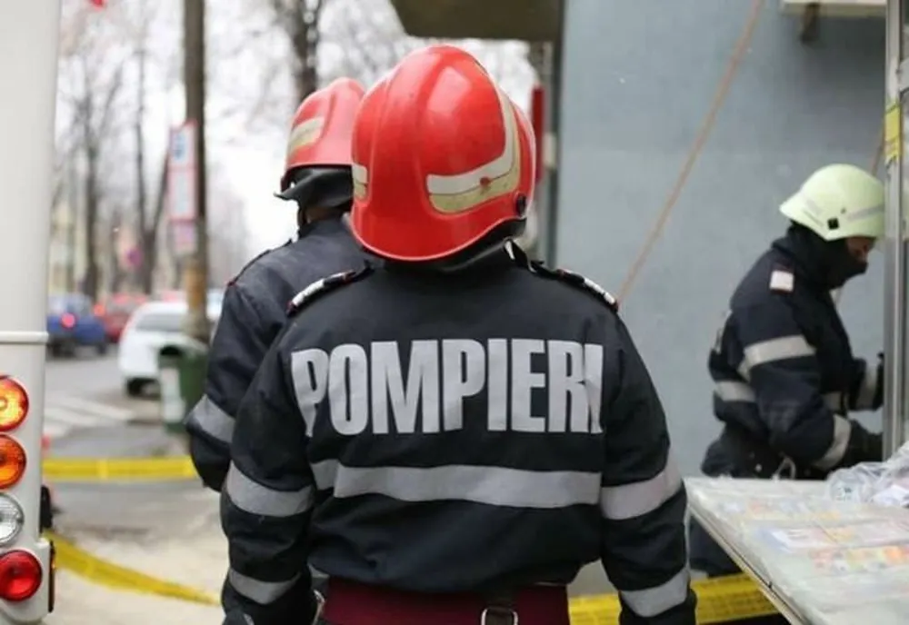 Incendiu la bloc, locatari evacuați