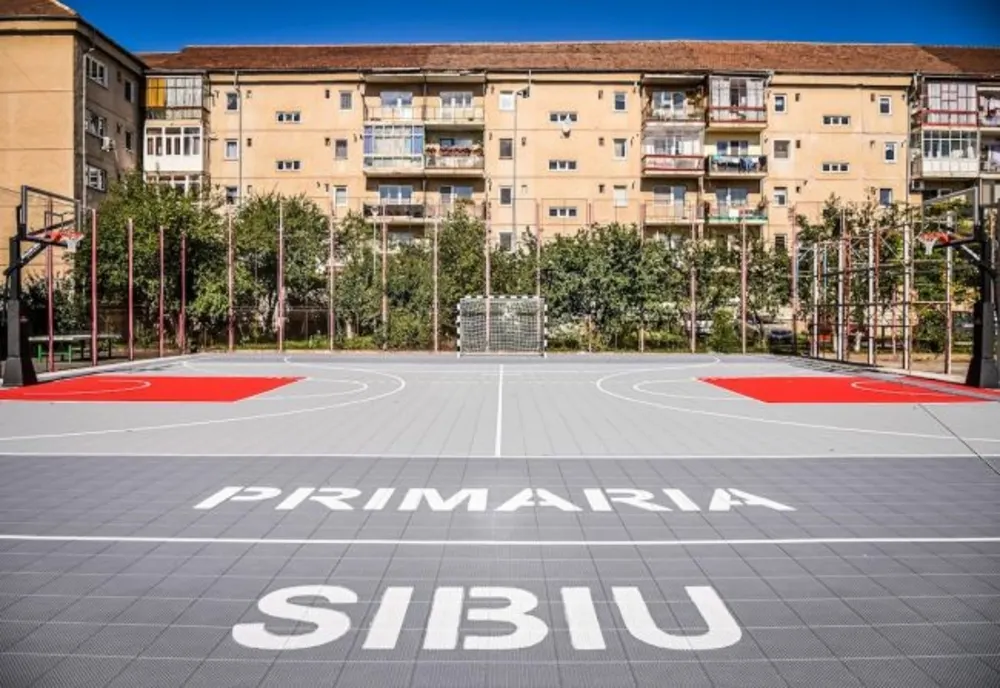 Teren modern pentru handbal şi baschet, la Liceul Onisifor Ghibu