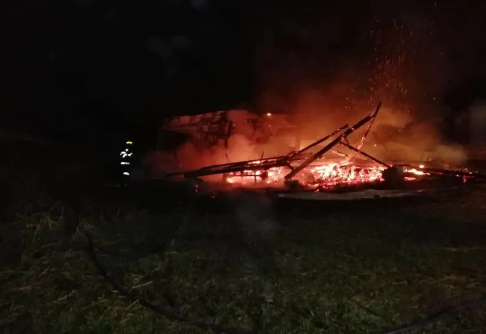 Incendiu lichidat în 3 ore de pompierii din Sibiu