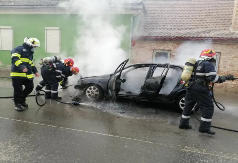 Autoturism distrus de flăcări (VIDEO)