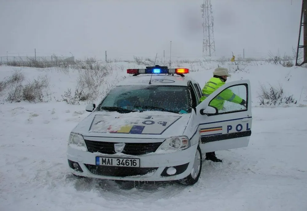 Un TIR derapat blochează traficul pe un drum din județ